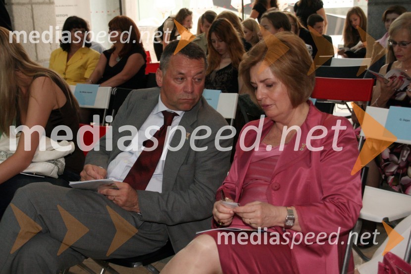 Matjaž Potokar, direktor področja za korporativno komuniciranje KD Holding in Candan Corbacioglu, regionalna direktorica AmwayaUNICEF-ova dobrodelna dražba Punčk iz cunj