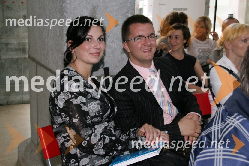 Žiga Vavpotič, študent mednarodnih odnosov s spremljevalkoUNICEF-ova dobrodelna dražba Punčk iz cunj