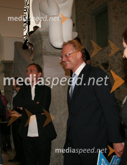 Blaž Peršin, direktor Mestnega muzeja Ljubljana in Janez Škrabec, direktor podjetja Riko d.o.oUNICEF-ova dobrodelna dražba Punčk iz cunj