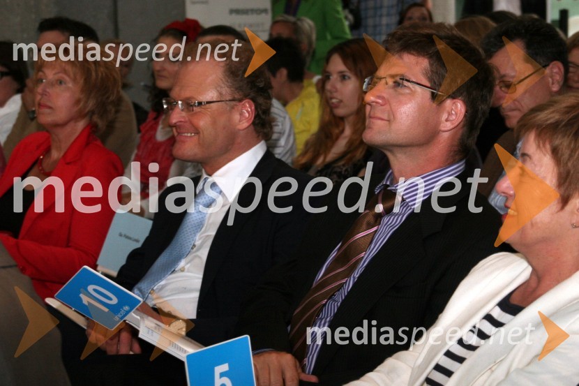 Janez Škrabec, direktor podjetja Riko d.o.o in Dejan Turk, predsednik uprave SimobilUNICEF-ova dobrodelna dražba Punčk iz cunj