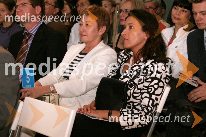 Milena Štular, podpredsednica uprave Droga Kolinska in Mojca Randl, direktorica oglaševalske agencije FormitasUNICEF-ova dobrodelna dražba Punčk iz cunj