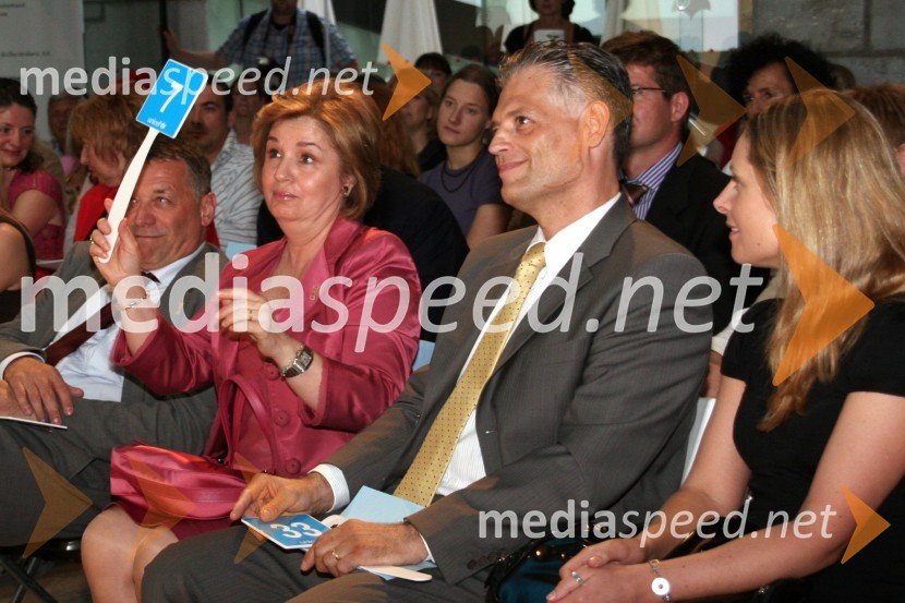 Candan  Corbacioglu, regionalna direktorica Amwaya in Jani Resnik, direktor Amway SlovenijaUNICEF-ova dobrodelna dražba Punčk iz cunj