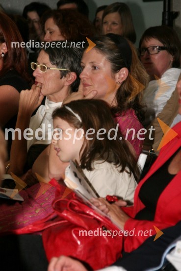 Bojana Leskovar, direktorica službe za odnose z javnostmi v Mercatorju in Mateja Jesenek, članica uprave MercatorjaUNICEF-ova dobrodelna dražba Punčk iz cunj