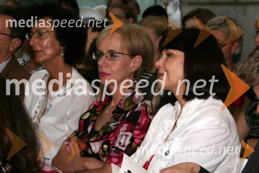 Metka Premerl, slavistka in Nina Gazibara, nekdanja manekenkaUNICEF-ova dobrodelna dražba Punčk iz cunj