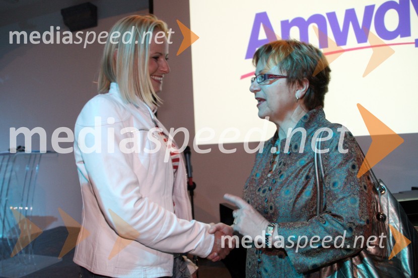 Alja Novak, izdelovalka čevljev in Maja Vojnovič, izvršna direktorica UNICEF SlovenijaUNICEF-ova dobrodelna dražba Punčk iz cunj