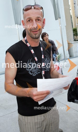 Jože Činč, pevec zabavljaške skupine D'Kwashen Retashy 

Kolosej Maribor 1.obletnica