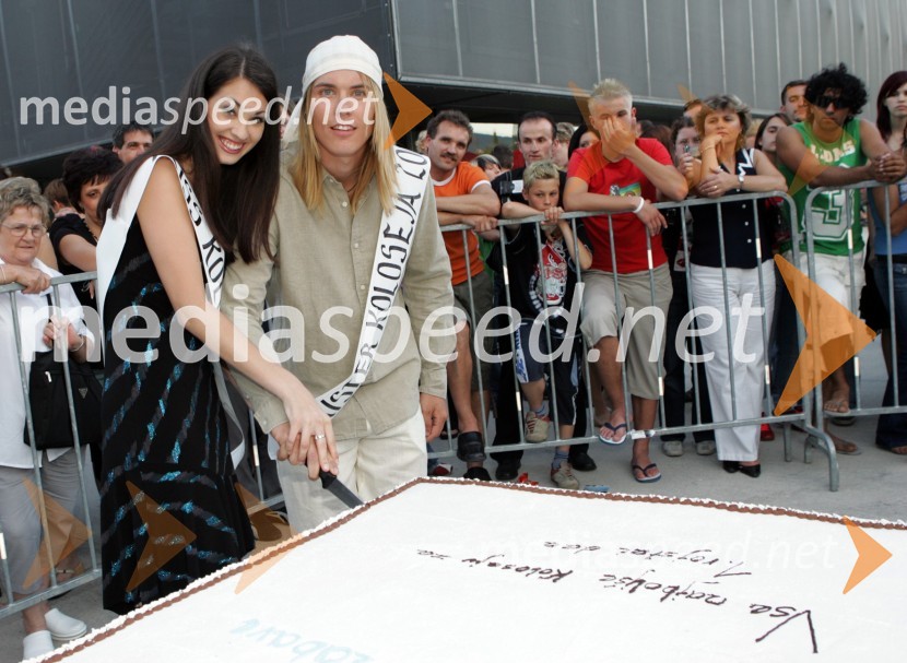 Miss in mister Koloseja 2005: Grega Likar iz Nove Gorice in Nives Brauner iz Maribora pri rezanju torte
Kolosej Maribor 1.obletnica
