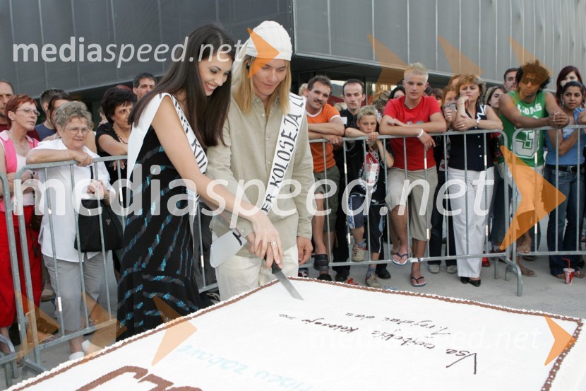 Miss in mister Koloseja 2005: Grega Likar iz Nove Gorice in Nives Brauner iz Maribora pri rezanju torte
Kolosej Maribor 1.obletnica