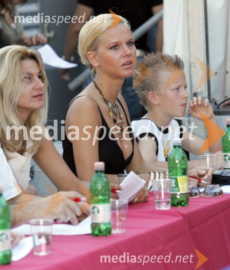 V komisiji je bila tudi Miss Universe 2001 Minka Alagič (v sredini)Kolosej Maribor 1.obletnica