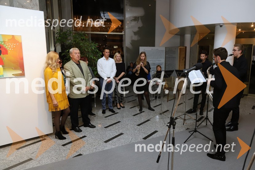  Mojca Krajnc, ilustratorka;  Iztok Premrov, umetnostni zgodovinar, likovni kritikOtvoritev razstave umetniških del Mojce Krajnc