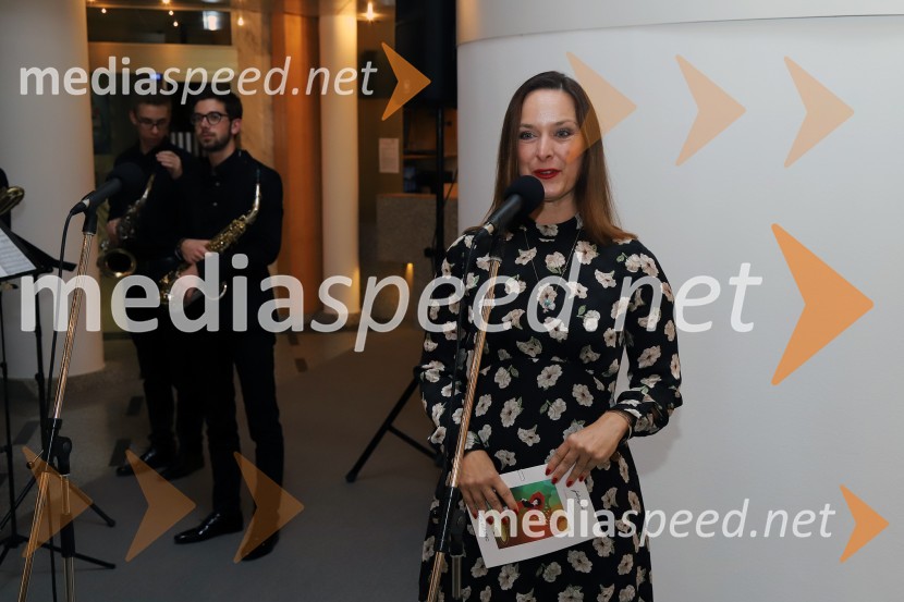  Blažka Müller, voditeljicaOtvoritev razstave umetniških del Mojce Krajnc