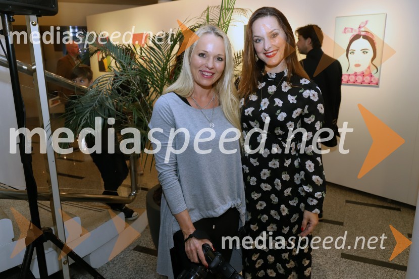  Barbara Zajc, fotografinja;  Blažka Müller, voditeljicaOtvoritev razstave umetniških del Mojce Krajnc