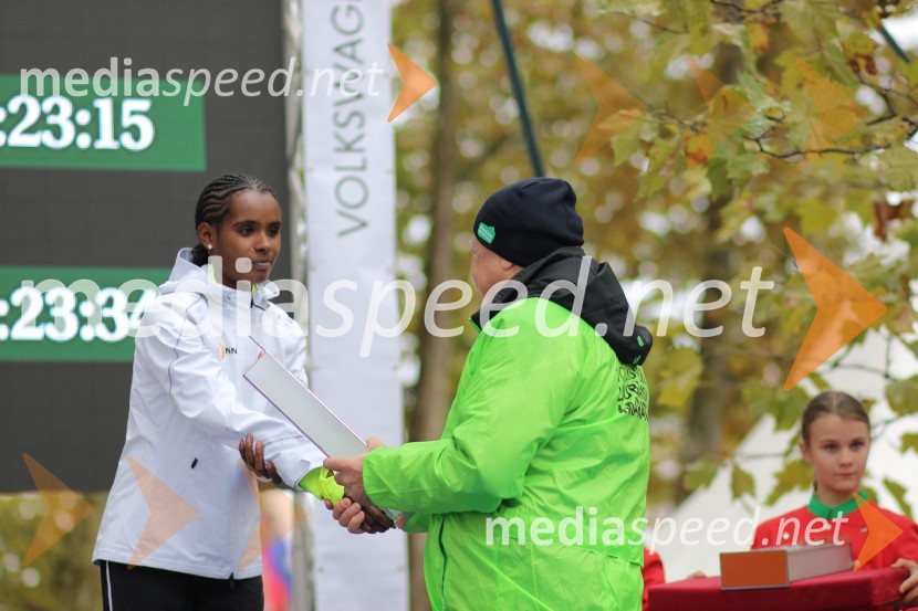  Dibabe Kuma, tekačica;  Zoran Janković, župan, Mestna občina LjubljanaNa 23. ljubljanskem maratonu slavila Etiopijec in Kenijka