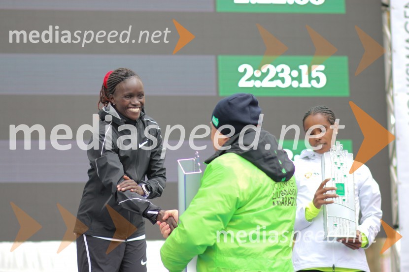  Visiline Jepkesho, tekačica;  Zoran Janković, župan, Mestna občina Ljubljana;  Dibabe Kuma, tekačicaNa 23. ljubljanskem maratonu slavila Etiopijec in Kenijka