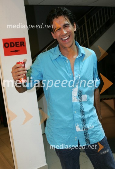 Pevec Domen KumerMelodije morja in sonca