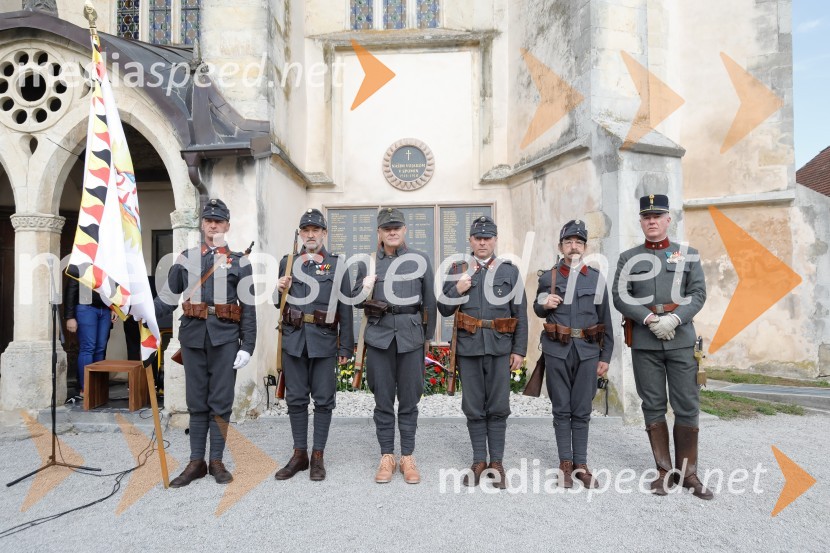 Častna straža Zgodovinskega društva 17. pehotnega polka kranjskih Janezov v uniformah izpred 100 letOdkritje spomenika ob 100.letnici konca 1. svetovne vojne v spomin 101. padlem vojaku