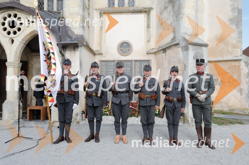 Častna straža Zgodovinskega društva 17. pehotnega polka kranjskih Janezov v uniformah izpred 100 letOdkritje spomenika ob 100.letnici konca 1. svetovne vojne v spomin 101. padlem vojaku