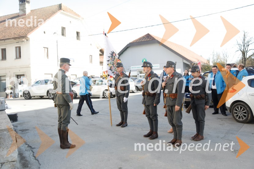 Častna straža Zgodovinskega društva 17. pehotnega polka kranjskih Janezov v uniformah izpred 100 letOdkritje spomenika ob 100.letnici konca 1. svetovne vojne v spomin 101. padlem vojaku