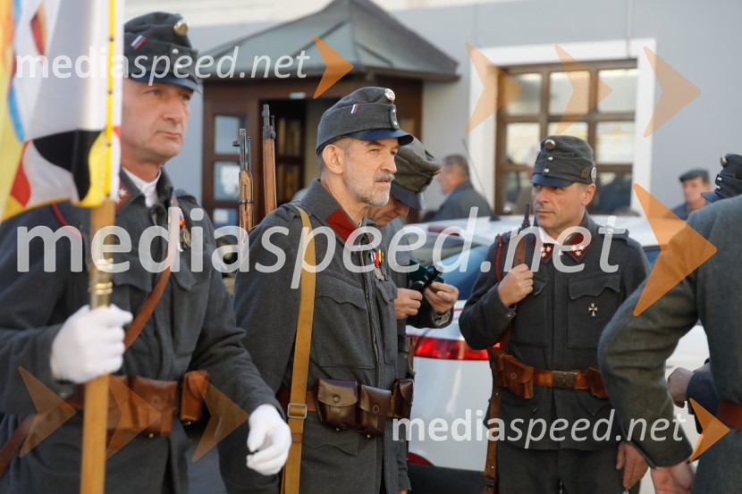 Častna straža Zgodovinskega društva 17. pehotnega polka kranjskih Janezov v uniformah izpred 100 letOdkritje spomenika ob 100.letnici konca 1. svetovne vojne v spomin 101. padlem vojaku