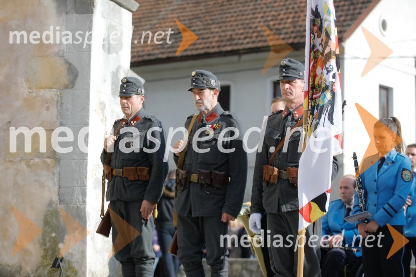 Častna straža Zgodovinskega društva 17. pehotnega polka kranjskih Janezov v uniformah izpred 100 letOdkritje spomenika ob 100.letnici konca 1. svetovne vojne v spomin 101. padlem vojaku