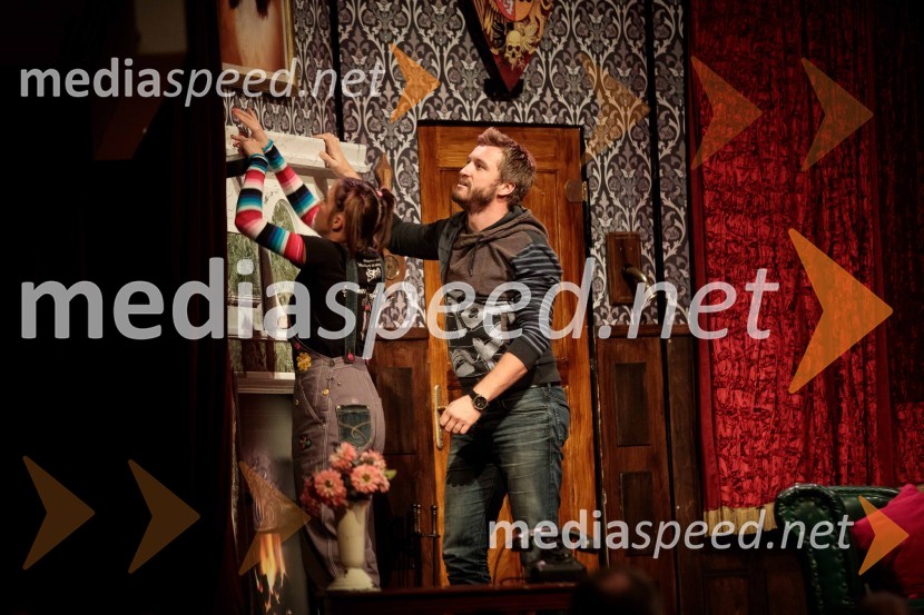  Klara Kastelec, igralka;  Denis Avdić, voditeljPredstava, ki gre narobe, premiera gledališke komedije