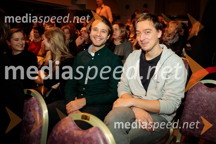  Nik  Škrlec, igralec;  ... Predstava, ki gre narobe, premiera gledališke komedije