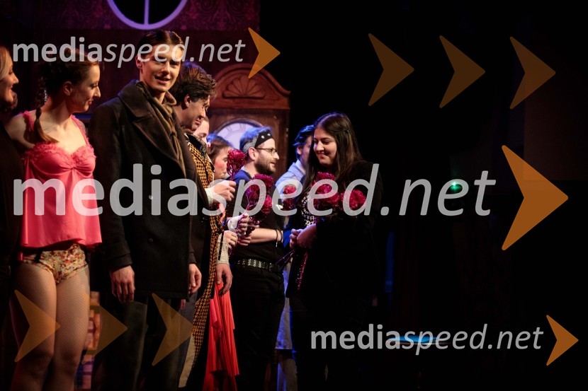  Sara Gorše, igralka;  Matej Zemljič, igralec;  ... Predstava, ki gre narobe, premiera gledališke komedije