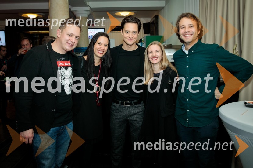  Luka Cimprič, igralec;  ... ;  Domen Valič, igralec;  Lena Hribar  Škrlec, igralka;  Nik  Škrlec, igralecPredstava, ki gre narobe, premiera gledališke komedije