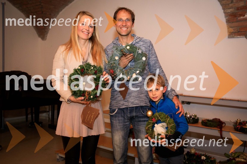  Jasmina Kozina Praprotnik, antropoliginja ;  Urban Praprotnik, tekaški trener;  ... Izdelovanje adventnih venčkov z znanimi Slovenci 2018