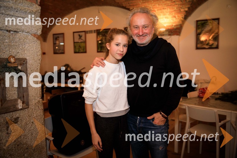  Tara  Milharčič, igralka;  Peter Bratuša, režiserIzdelovanje adventnih venčkov z znanimi Slovenci 2018