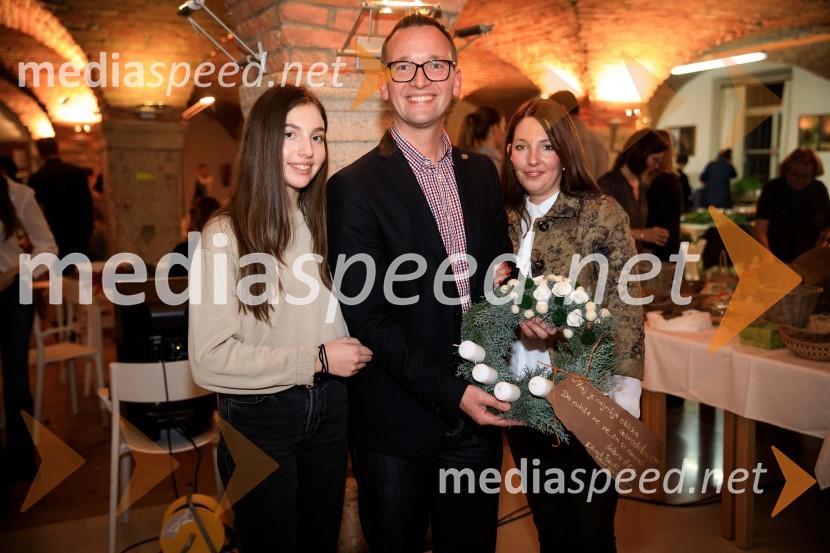  ... ;  Edvard Škodič, predsednik Rotary klub Ljubljana;  Neža Časl Škodič, IZSIzdelovanje adventnih venčkov z znanimi Slovenci 2018