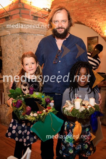  Nana Ama Horvat Dolinar;  Sebastijan  Horvat, režiser;  Ronja Horvat DolinarIzdelovanje adventnih venčkov z znanimi Slovenci 2018