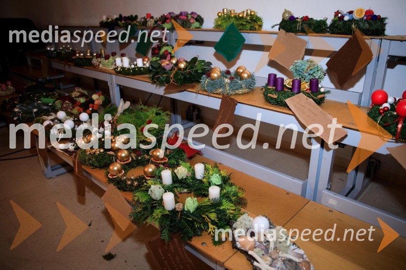 Izdelovanje adventnih venčkov z znanimi Slovenci 2018Izdelovanje adventnih venčkov z znanimi Slovenci 2018