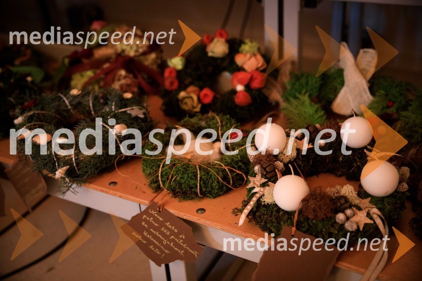 Izdelovanje adventnih venčkov z znanimi Slovenci 2018Izdelovanje adventnih venčkov z znanimi Slovenci 2018