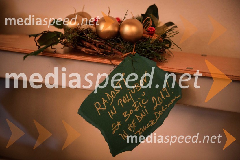 Izdelovanje adventnih venčkov z znanimi Slovenci 2018Izdelovanje adventnih venčkov z znanimi Slovenci 2018