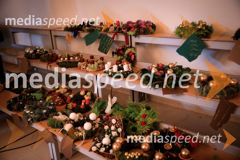 Izdelovanje adventnih venčkov z znanimi Slovenci 2018Izdelovanje adventnih venčkov z znanimi Slovenci 2018