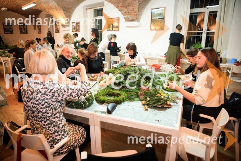  Izdelovanje adventnih venčkov z znanimi Slovenci 2018Izdelovanje adventnih venčkov z znanimi Slovenci 2018