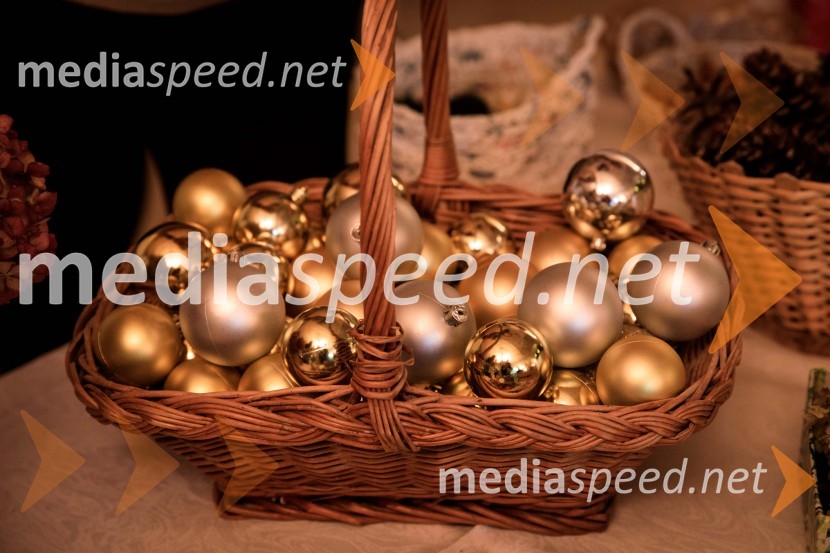 Izdelovanje adventnih venčkov z znanimi Slovenci 2018Izdelovanje adventnih venčkov z znanimi Slovenci 2018