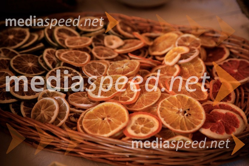 Izdelovanje adventnih venčkov z znanimi Slovenci 2018Izdelovanje adventnih venčkov z znanimi Slovenci 2018