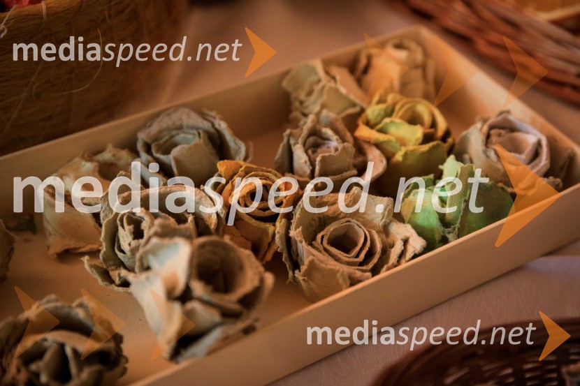 Izdelovanje adventnih venčkov z znanimi Slovenci 2018Izdelovanje adventnih venčkov z znanimi Slovenci 2018