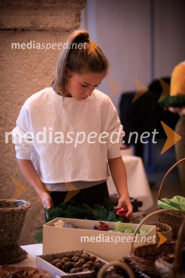  Tara  Milharčič, igralkaIzdelovanje adventnih venčkov z znanimi Slovenci 2018