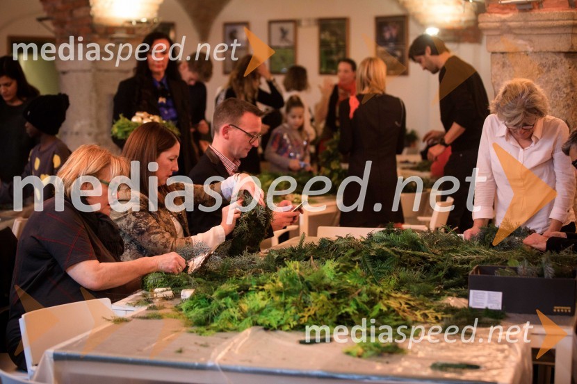 Izdelovanje adventnih venčkov z znanimi Slovenci 2018Izdelovanje adventnih venčkov z znanimi Slovenci 2018