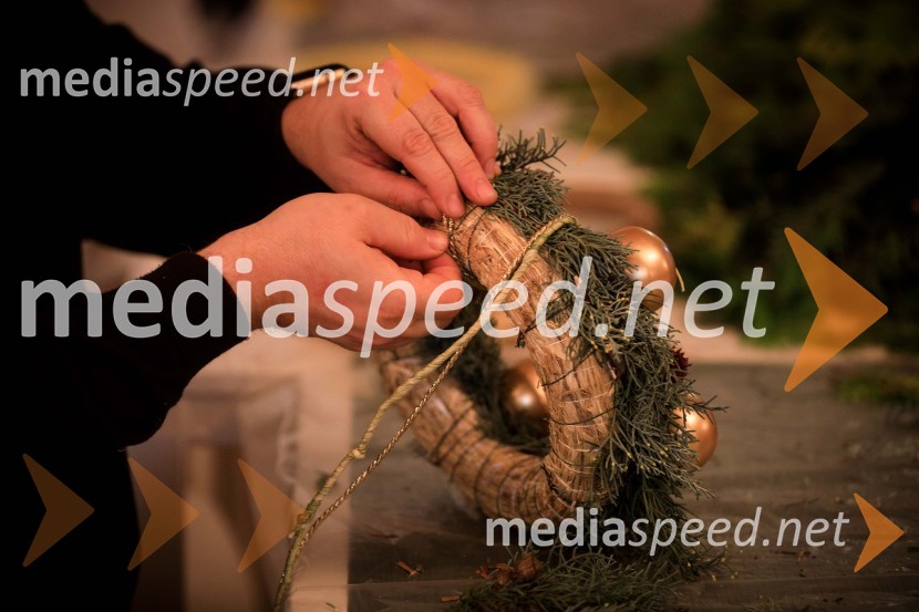 Izdelovanje adventnih venčkov z znanimi Slovenci 2018Izdelovanje adventnih venčkov z znanimi Slovenci 2018