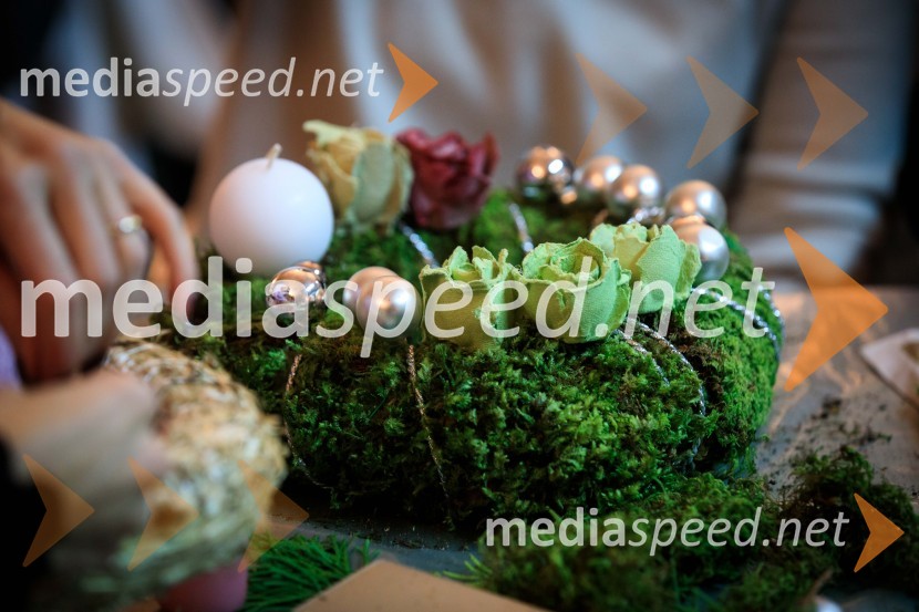 Izdelovanje adventnih venčkov z znanimi Slovenci 2018Izdelovanje adventnih venčkov z znanimi Slovenci 2018