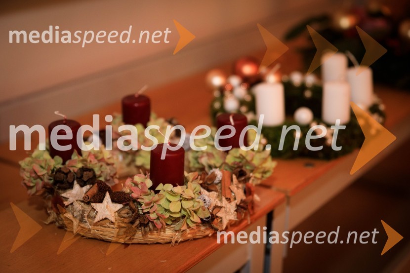 Izdelovanje adventnih venčkov z znanimi Slovenci 2018Izdelovanje adventnih venčkov z znanimi Slovenci 2018