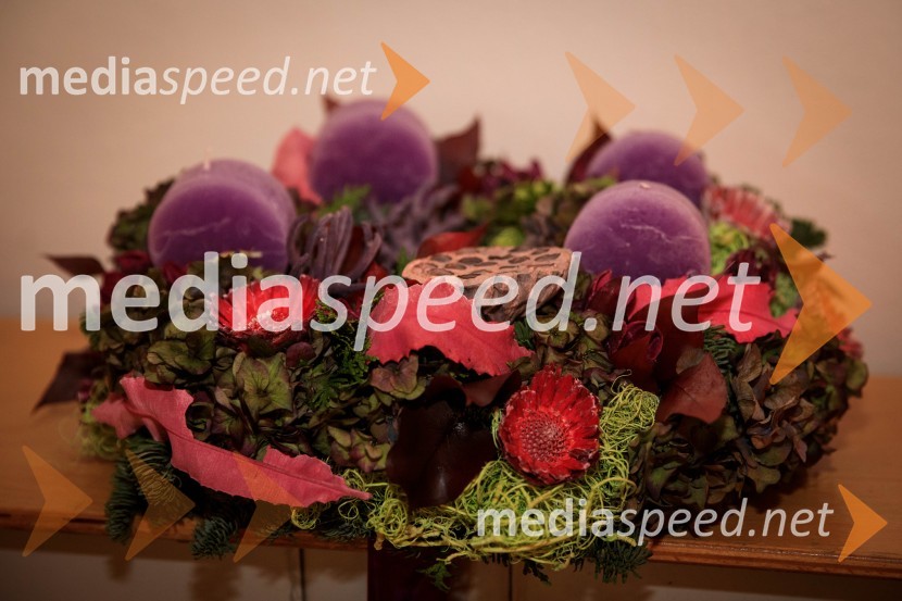 Izdelovanje adventnih venčkov z znanimi Slovenci 2018Izdelovanje adventnih venčkov z znanimi Slovenci 2018