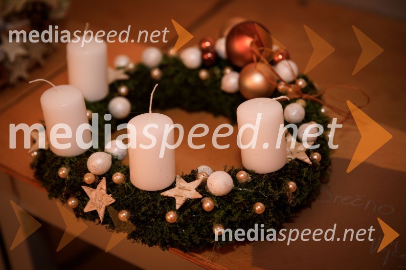 Izdelovanje adventnih venčkov z znanimi Slovenci 2018Izdelovanje adventnih venčkov z znanimi Slovenci 2018