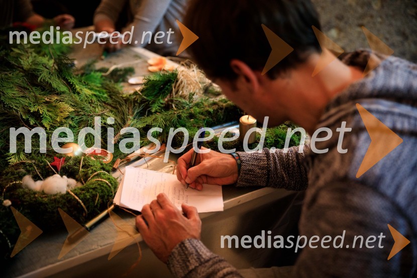 Izdelovanje adventnih venčkov z znanimi Slovenci 2018Izdelovanje adventnih venčkov z znanimi Slovenci 2018