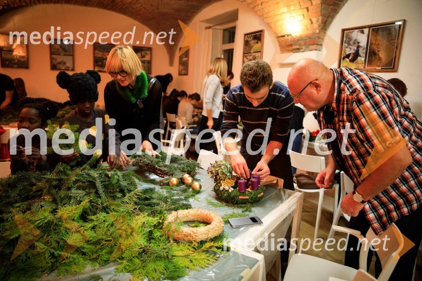  Dilsi Štamolj Droljc;  Žani Droljc;  Maja Štamol Droljc, modna oblikovalka;  Igor ..., pevec;  Nace Junkar, operni pevecIzdelovanje adventnih venčkov z znanimi Slovenci 2018