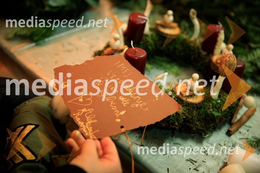 Izdelovanje adventnih venčkov z znanimi Slovenci 2018Izdelovanje adventnih venčkov z znanimi Slovenci 2018